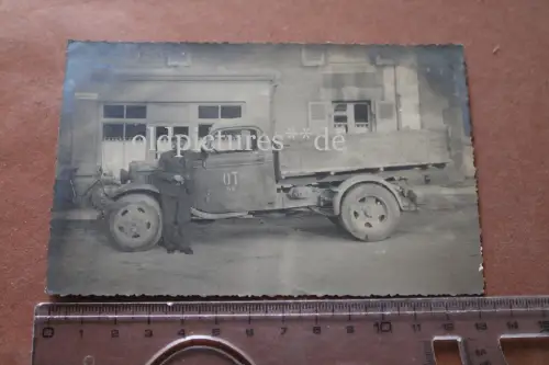 tolles altes Foto  Mann am Oldtimer LKW - Org. Todt ?? La Grand Place Frankreic 