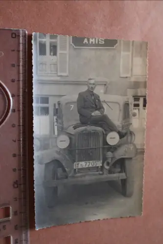 tolles altes Foto  Mann sitzt auf Oldtimer LKW Org. Todt - Frankreich Amis (1)