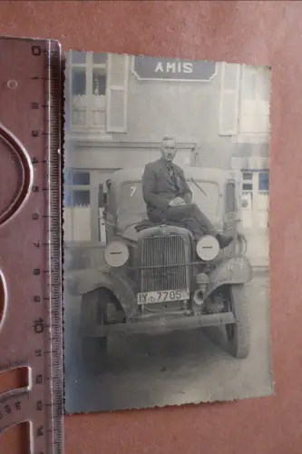 tolles altes Foto  Mann sitzt auf Oldtimer LKW Org. Todt - Frankreich Amis (2)