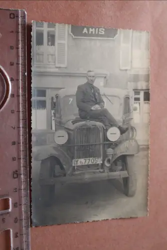 tolles altes Foto  Mann sitzt auf Oldtimer LKW Org. Todt - Frankreich Amis (3)