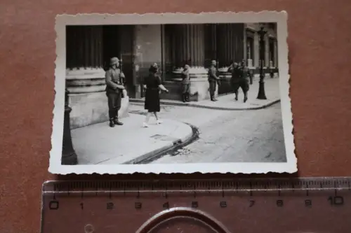 tolles altes Foto -Soldaten Wache - Ort ?? Gebäude ?? 