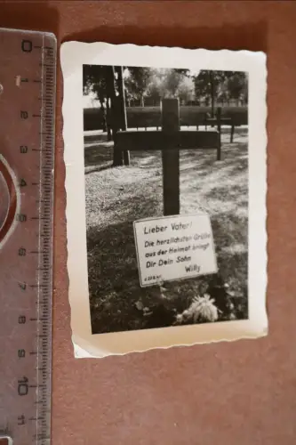 altes Foto - Langemark - Soldatenfriedhof 1. WK - Sohn stellt Schild auf 1940 