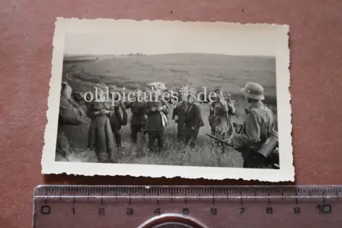 altes Foto - Russland vor Newel  - gefangen genommene Flintenweiber (2) 