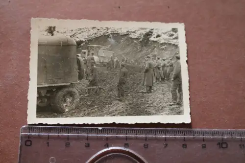 altes Foto - Zugmaschine und Soldaten der Luftwaffe im Schlamm, Anhänger ziehen 