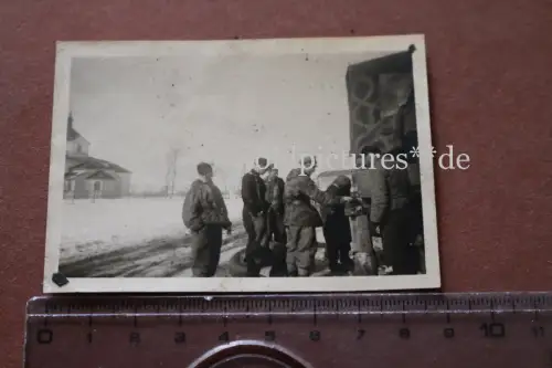 altes Foto - Soldaten Offizier ?? Wintertarn - beim Abstützen Anhänger ??? 