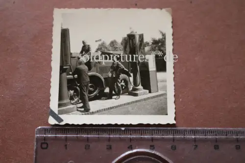 tolles altes Foto - Halbkette am auftanken an Shell Tankstelle - Güstrow ?? 