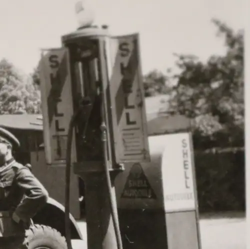 tolles altes Foto - Halbkette am auftanken an Shell Tankstelle - Güstrow ?? 