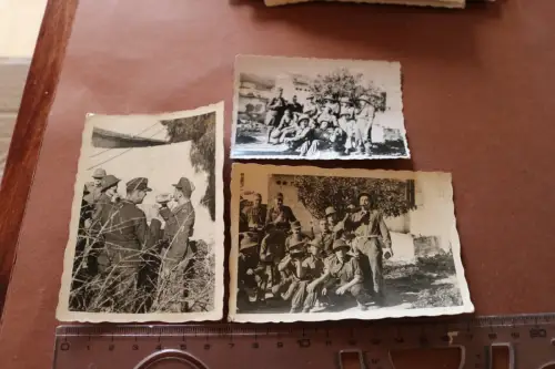 drei  alte Fotos - Gruppe Soldaten teilweise Tropenhelm - Kreta ? Ärmelschi