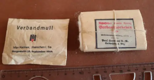 zwei alte Verbandmaterialien 