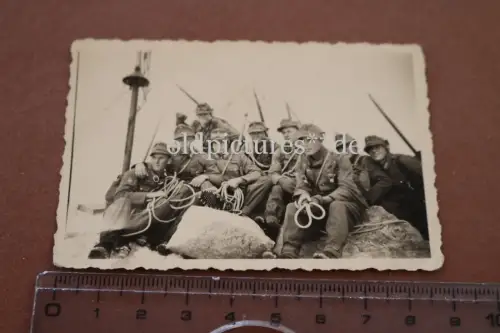 tolles altes Foto - Gruppe junger Gebirgsjäger auf einem Gipfel ? 