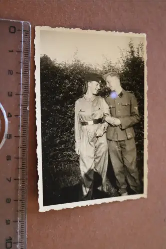 tolles altes Foto - Mädel im Overall ? Uniform und Freund in Uniform 1943