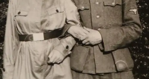 tolles altes Foto - Mädel im Overall ? Uniform und Freund in Uniform 1943
