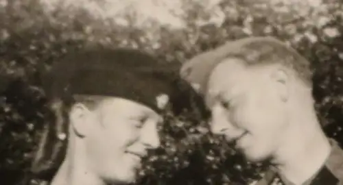 tolles altes Foto - Mädel im Overall ? Uniform und Freund in Uniform 1943