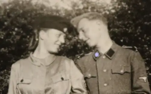 tolles altes Foto - Mädel im Overall ? Uniform und Freund in Uniform 1943