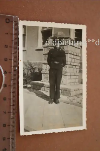tolles altes Foto Portrait Panzermann mit Denkmal Panzer Pz.Regt. 11