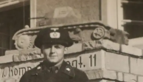 tolles altes Foto Portrait Panzermann mit Denkmal Panzer Pz.Regt. 11