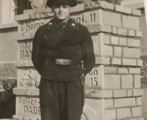 tolles altes Foto Portrait Panzermann mit Denkmal Panzer Pz.Regt. 11