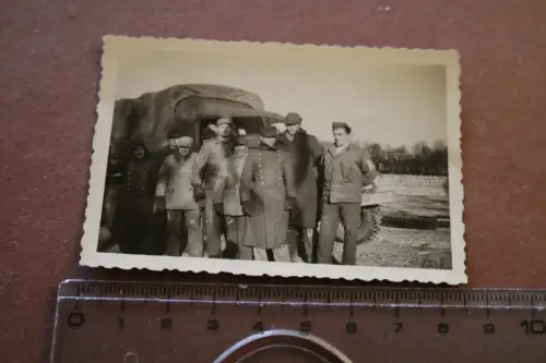 altes Foto - deutsche oder amerikanische Kriegsgefangene ? Truck 