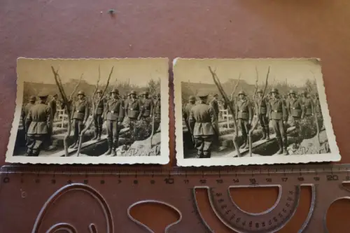 zwei alte Fotos - Beisetzung eines Kameraden Flakabtlg. riesiges Gebäude Hinterg