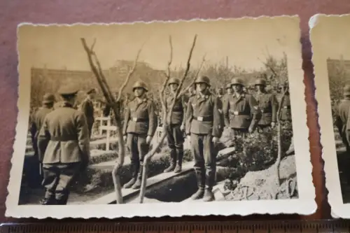 zwei alte Fotos - Beisetzung eines Kameraden Flakabtlg. riesiges Gebäude Hinterg