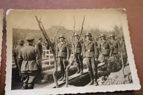 zwei alte Fotos - Beisetzung eines Kameraden Flakabtlg. riesiges Gebäude Hinterg