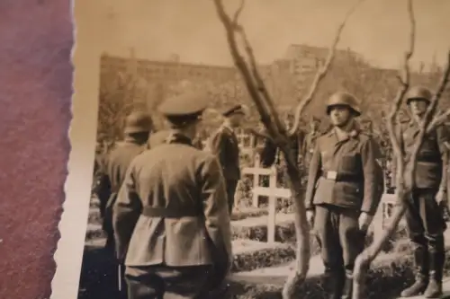 zwei alte Fotos - Beisetzung eines Kameraden Flakabtlg. riesiges Gebäude Hinterg