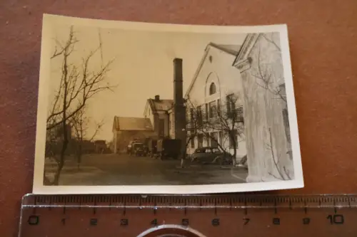 altes Foto - Gebäude , Fabrik ?? Fahrzeuge,  Sanitäts-PKW - Ort ?