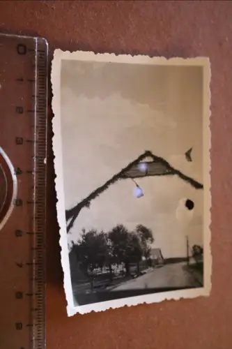 altes Foto - Schild über Strasse für deutsche Befreier  Ukraine - 40er Jahre 