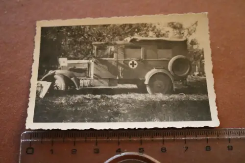 tolles altes Foto - Sanitätswagen Phänomen Granit 25 