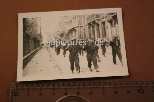 altes Foto - gefangene englische Soldaten ?? Dieppe 1942 (1)
