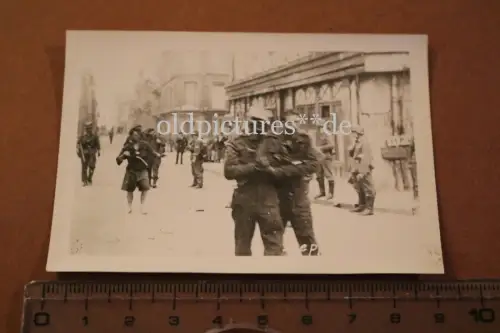 altes Foto - gefangene englische Soldaten ?? Dieppe 1942 (2)