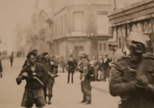 altes Foto - gefangene englische Soldaten ?? Dieppe 1942 (2)