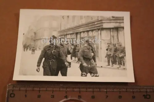 altes Foto - gefangene englische Soldaten ?? Dieppe 1942 (3)