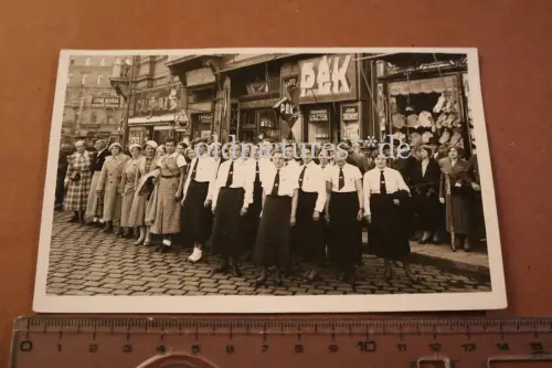 tolles altes Foto - BDM Mädels ?? in Ungarn Besuch ? Strassen Geschäfte 