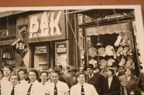 tolles altes Foto - BDM Mädels ?? in Ungarn Besuch ? Strassen Geschäfte 