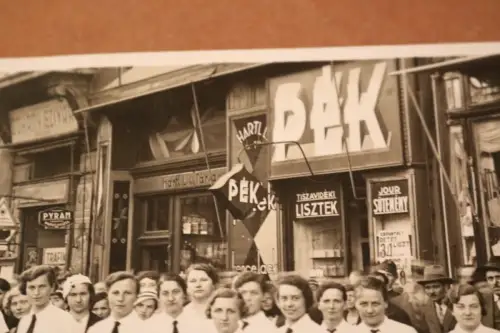 tolles altes Foto - BDM Mädels ?? in Ungarn Besuch ? Strassen Geschäfte 