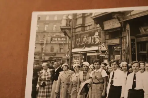 tolles altes Foto - BDM Mädels ?? in Ungarn Besuch ? Strassen Geschäfte 