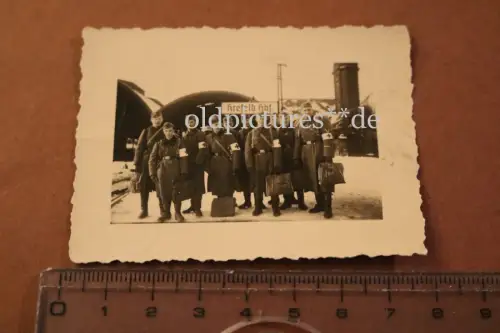 tolles altes Foto - Soldaten Sanitäter am Banhof von Krefeld 