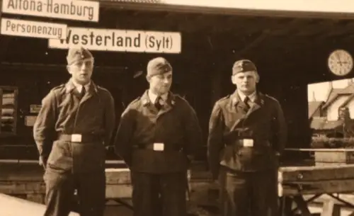 tolles altes Foto - Soldaten Flak-Abtlg am Banhof von Westerland Sylt