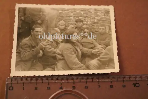 altes Foto - russische Soldaten und Flintenweiber - Gefangene 