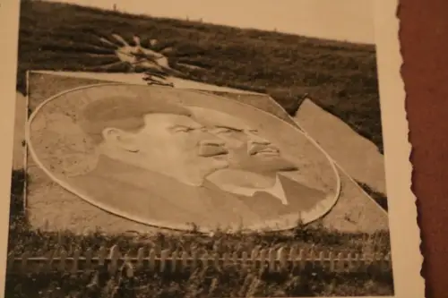 tolles altes Foto Flughafen Rollbahn Schytomyr - Portrait Stalin und Lenin