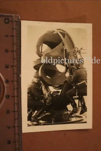 tolles altes Foto Luftwaffe Horchgerät in Flak Stellung mit Gasmaske ?