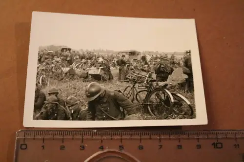 altes Foto - viele französische o. belgische Kriegsgefangene Soldaten 