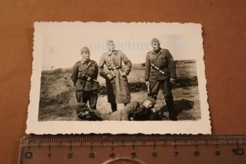 tolles altes Foto drei Matrosen ? Marine-Inf. ?  mit Stielhandgranaten , Minensu