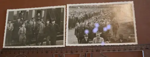 zwei alte Fotos Soldaten vers Uniformen - Waggon und Feierlichkeit ? 25.02.1934