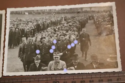 zwei alte Fotos Soldaten vers Uniformen - Waggon und Feierlichkeit ? 25.02.1934