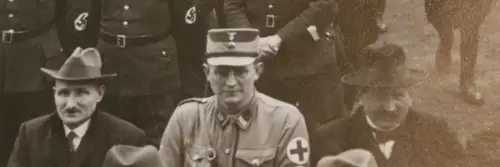 zwei alte Fotos Soldaten vers Uniformen - Waggon und Feierlichkeit ? 25.02.1934