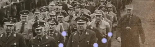zwei alte Fotos Soldaten vers Uniformen - Waggon und Feierlichkeit ? 25.02.1934