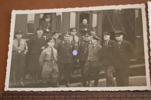 zwei alte Fotos Soldaten vers Uniformen - Waggon und Feierlichkeit ? 25.02.1934