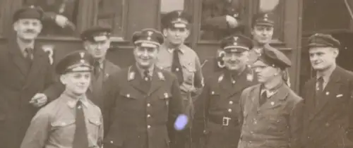 zwei alte Fotos Soldaten vers Uniformen - Waggon und Feierlichkeit ? 25.02.1934